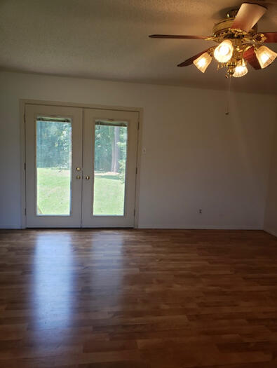 Living Room Listing photo 4