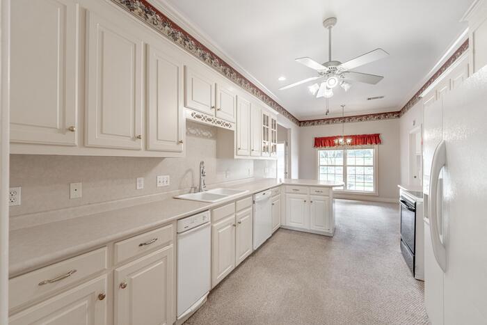 KITCHEN Listing photo 10