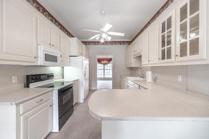 KITCHEN Listing photo 11