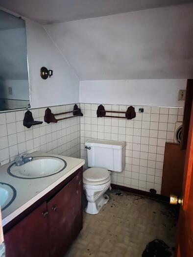 UPSTAIRS BATH Listing photo 23